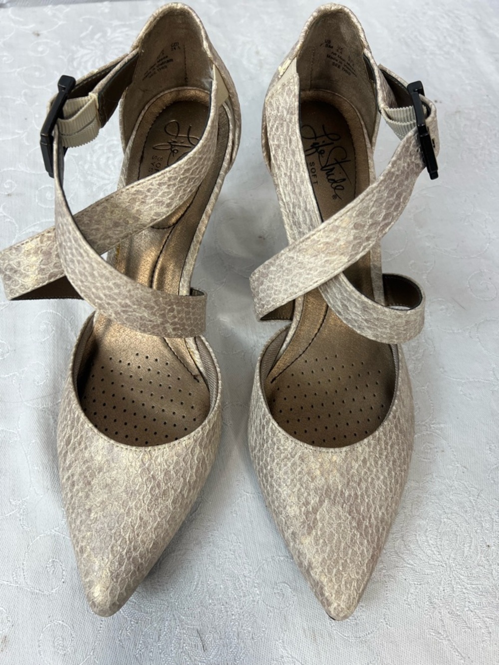 Life stride “See This” Shoes Beige Textured 3” Heels Cross Strap W/Buckle 7.5 M👍